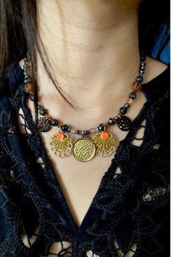 Collier court de fabrication artisanale par la créatrice  Aniki Bijoux