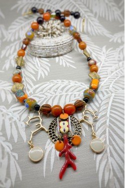 Collier court de fabrication artisanale par la créatrice  Aniki Bijoux