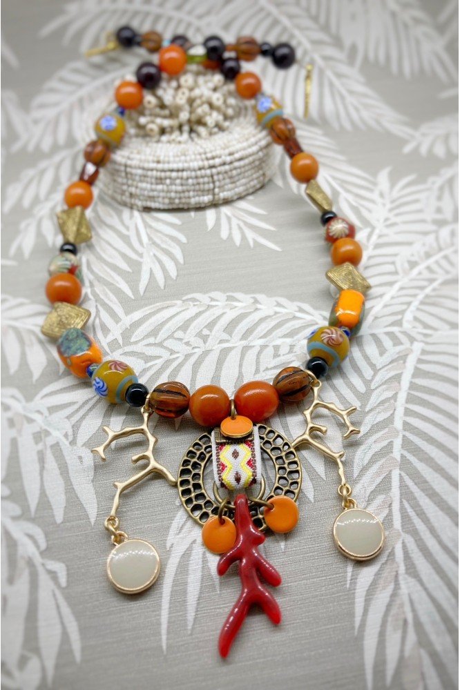 Collier court de fabrication artisanale par la créatrice  Aniki Bijoux