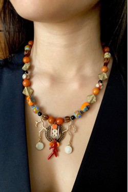 Collier court de fabrication artisanale par la créatrice  Aniki Bijoux