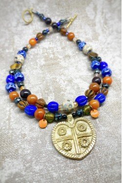 Collier court de fabrication artisanale par la créatrice  Aniki Bijoux