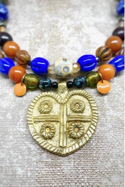 Collier court de fabrication artisanale par la créatrice  Aniki Bijoux