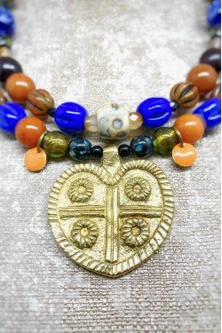 Collier court de fabrication artisanale par la créatrice  Aniki Bijoux