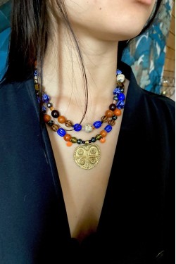 Collier court de fabrication artisanale par la créatrice  Aniki Bijoux