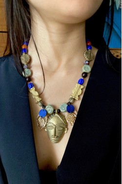 Collier court de fabrication artisanale par la créatrice  Aniki Bijoux