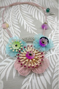 Collier long d'inspiration africaine avec de belles perles sélectionnées par Aniki Bijoux