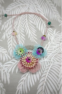 Collier long d'inspiration africaine avec de belles perles sélectionnées par Aniki Bijoux