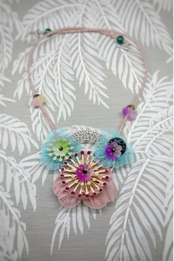 Collier long d'inspiration africaine avec de belles perles sélectionnées par Aniki Bijoux