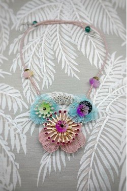 Collier long d'inspiration africaine avec de belles perles sélectionnées par Aniki Bijoux