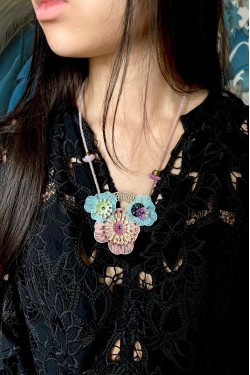 Collier long d'inspiration africaine avec de belles perles sélectionnées par Aniki Bijoux