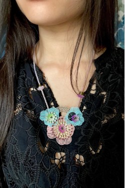 Collier long d'inspiration africaine avec de belles perles sélectionnées par Aniki Bijoux