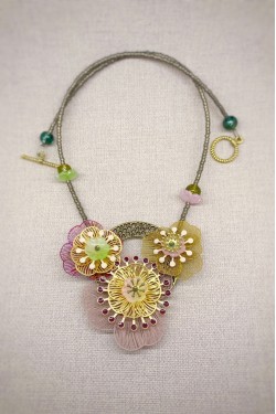 Collier long d'inspiration africaine avec de belles perles sélectionnées par Aniki Bijoux