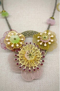 Collier long d'inspiration africaine avec de belles perles sélectionnées par Aniki Bijoux