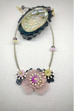 Collier long d'inspiration africaine avec de belles perles sélectionnées par Aniki Bijoux