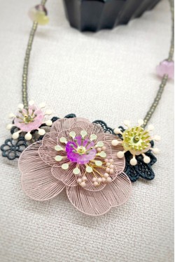 Collier long d'inspiration africaine avec de belles perles sélectionnées par Aniki Bijoux