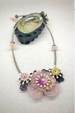 Collier long d'inspiration africaine avec de belles perles sélectionnées par Aniki Bijoux