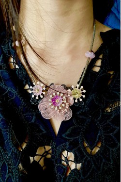 Collier long d'inspiration africaine avec de belles perles sélectionnées par Aniki Bijoux