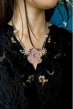 Collier long d'inspiration africaine avec de belles perles sélectionnées par Aniki Bijoux