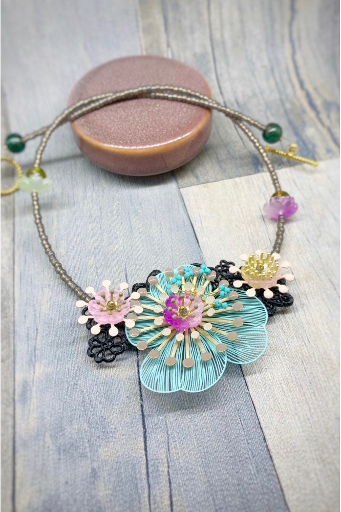 Collier long d'inspiration africaine avec de belles perles sélectionnées par Aniki Bijoux