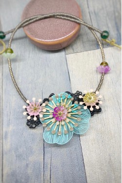 Collier long d'inspiration africaine avec de belles perles sélectionnées par Aniki Bijoux