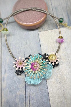 Collier long d'inspiration africaine avec de belles perles sélectionnées par Aniki Bijoux