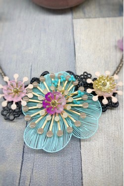 Collier long d'inspiration africaine avec de belles perles sélectionnées par Aniki Bijoux