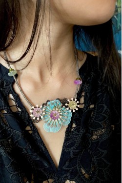 Collier long d'inspiration africaine avec de belles perles sélectionnées par Aniki Bijoux