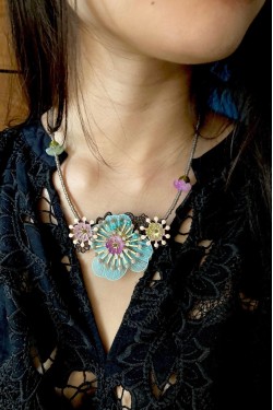 Collier long d'inspiration africaine avec de belles perles sélectionnées par Aniki Bijoux