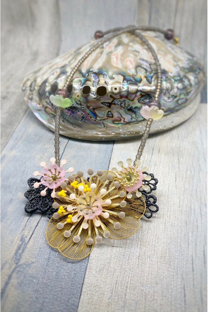 Collier long d'inspiration africaine avec de belles perles sélectionnées par Aniki Bijoux