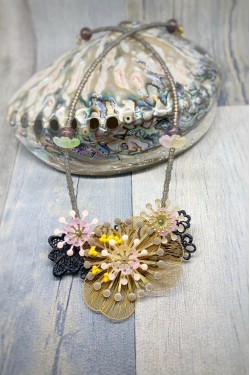 Collier long d'inspiration africaine avec de belles perles sélectionnées par Aniki Bijoux