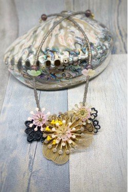 Collier long d'inspiration africaine avec de belles perles sélectionnées par Aniki Bijoux