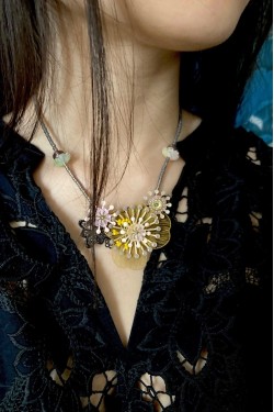 Collier long d'inspiration africaine avec de belles perles sélectionnées par Aniki Bijoux