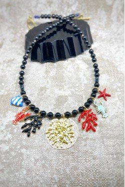 Collier court de fabrication artisanale par la créatrice  Aniki Bijoux