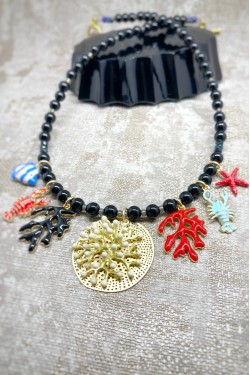 Collier court de fabrication artisanale par la créatrice  Aniki Bijoux