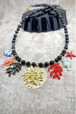 Collier court de fabrication artisanale par la créatrice  Aniki Bijoux