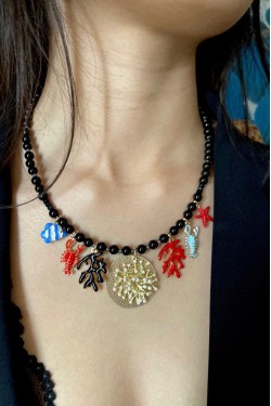 Collier court de fabrication artisanale par la créatrice  Aniki Bijoux