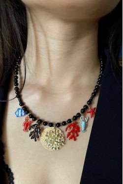 Collier court de fabrication artisanale par la créatrice  Aniki Bijoux