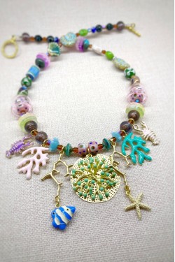 Collier court de fabrication artisanale par la créatrice  Aniki Bijoux