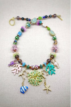 Collier court de fabrication artisanale par la créatrice  Aniki Bijoux