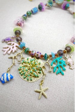 Collier court de fabrication artisanale par la créatrice  Aniki Bijoux