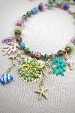 Collier court de fabrication artisanale par la créatrice  Aniki Bijoux