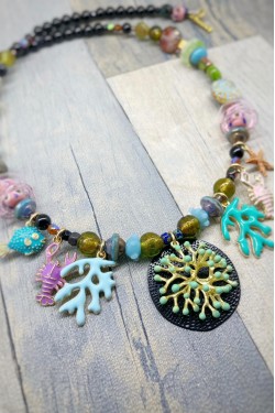 Collier court de fabrication artisanale par la créatrice  Aniki Bijoux