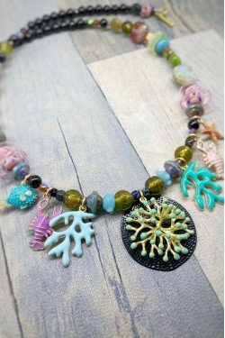 Collier court de fabrication artisanale par la créatrice  Aniki Bijoux