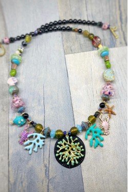 Collier court de fabrication artisanale par la créatrice  Aniki Bijoux