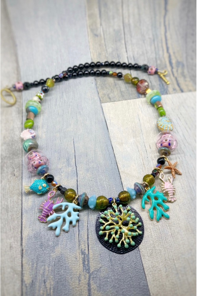 Collier court de fabrication artisanale par la créatrice  Aniki Bijoux