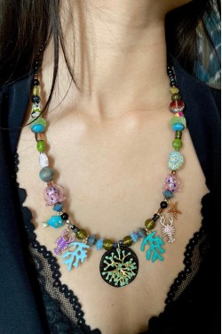 Collier court de fabrication artisanale par la créatrice  Aniki Bijoux