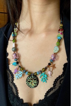 Collier court de fabrication artisanale par la créatrice  Aniki Bijoux