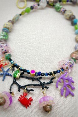 Collier court de fabrication artisanale par la créatrice  Aniki Bijoux