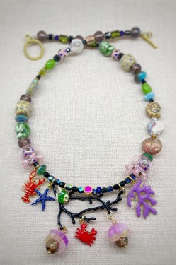 Collier court de fabrication artisanale par la créatrice  Aniki Bijoux