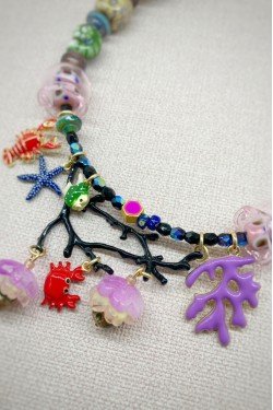 Collier court de fabrication artisanale par la créatrice  Aniki Bijoux